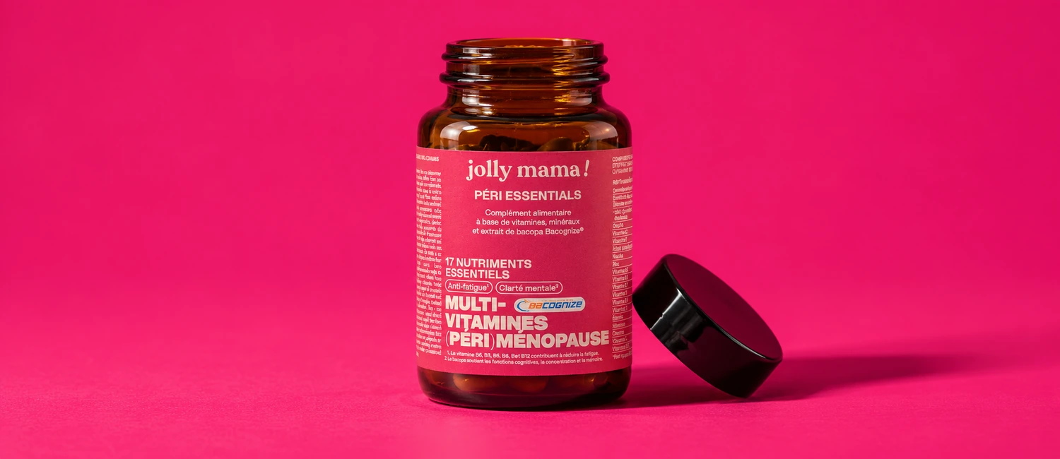 Pot Péri essentials de Jolly Mama ouvert, son couvercle posé à côté, sur un fond rose framboise
