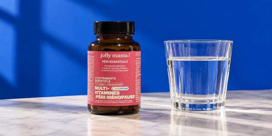 Pot ambré Péri essentials de Jolly Mama à étiquette rose à côté d’un verre d’eau